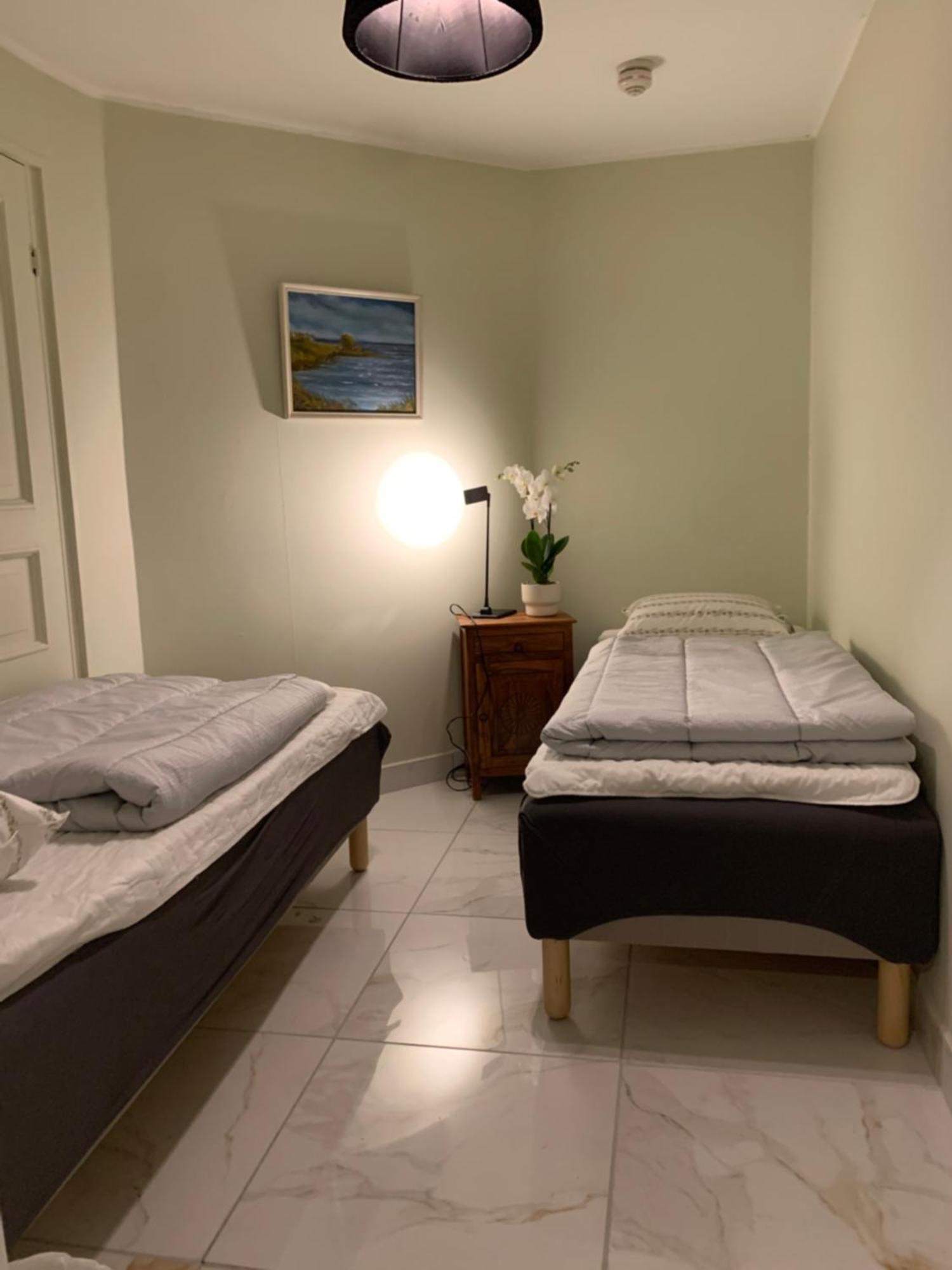 Tvåbäddsrum med delat badrum